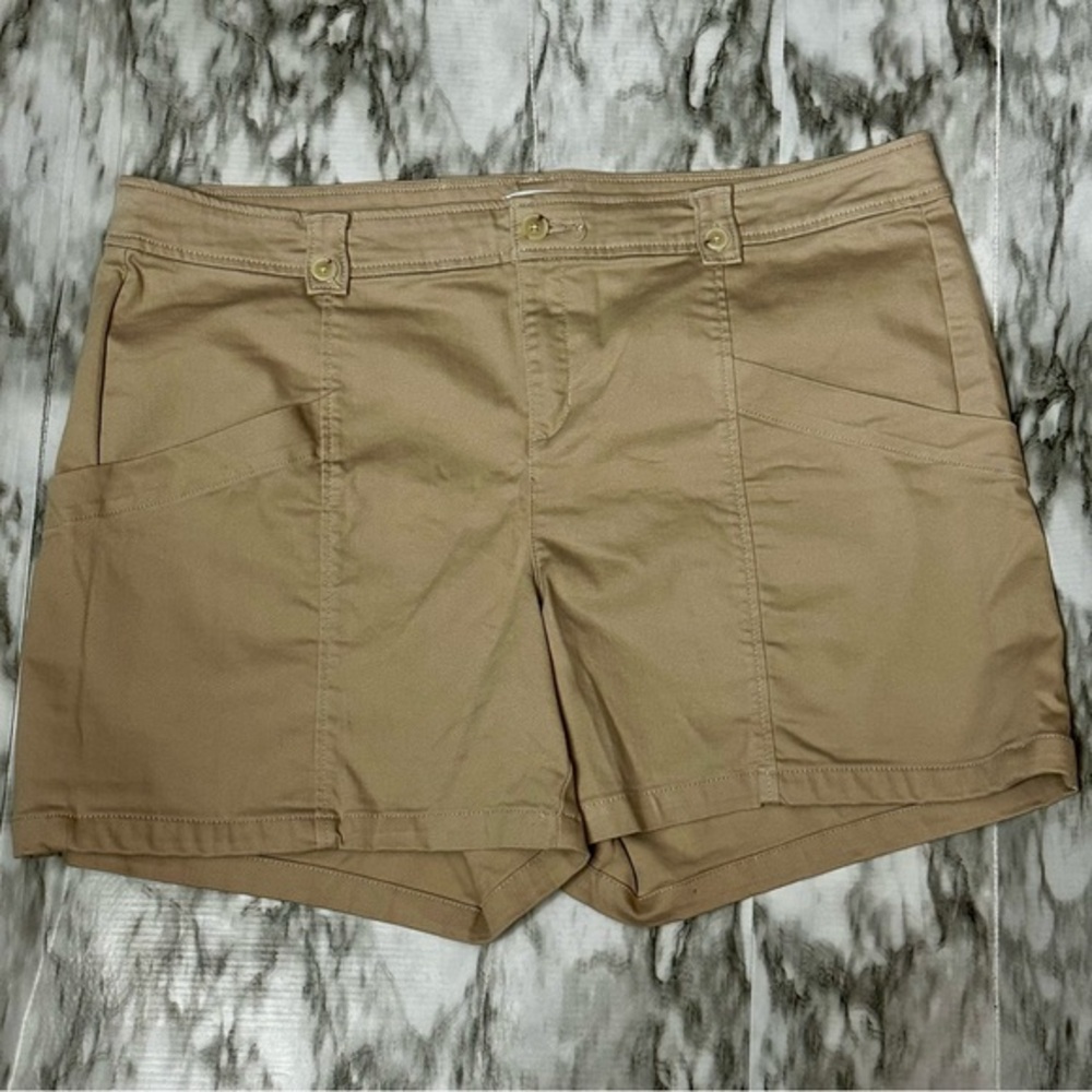 Liz Claiborne Tan Shorts Relaxed Fit Mid Thigh Stretch Normcore Closet Staple